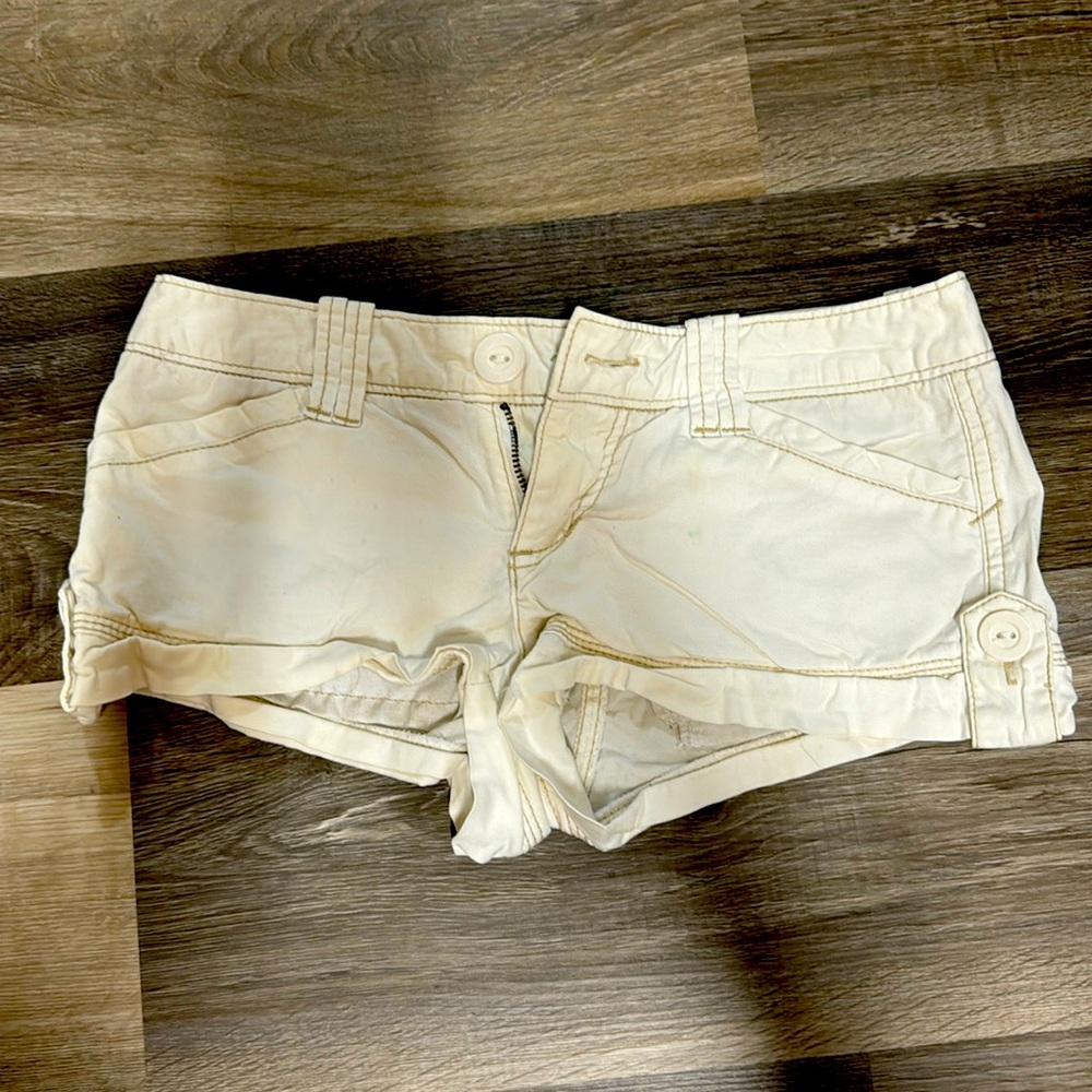 Aeropostale jean shorts used like new size 0, 4 pockets 2 front 2 back.